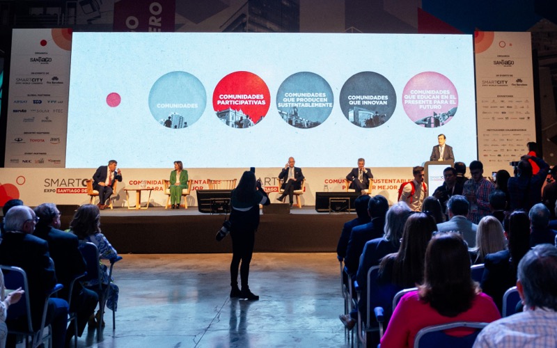 Stage and audience at Smart City Expo Santiago del Estero
